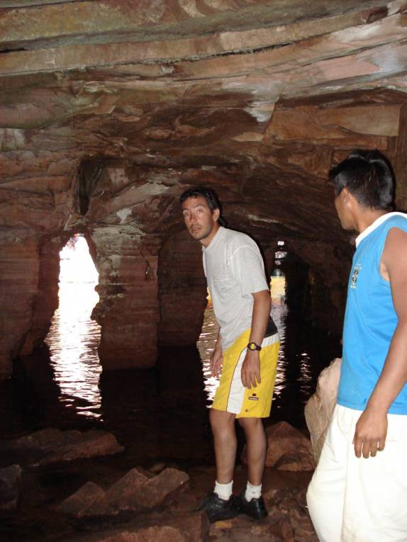 Caverna que nos leva à piscina natural no topo do Monte Roraima, na  Venezuela, em 2007
